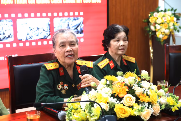 Khôngcó số lùi, tuổi 20 của những nữ lái xe vượt lửa Trường Sơn Khongco so lui, tuoi 20 cua nhung nu lai xe vuot lua Truong Son