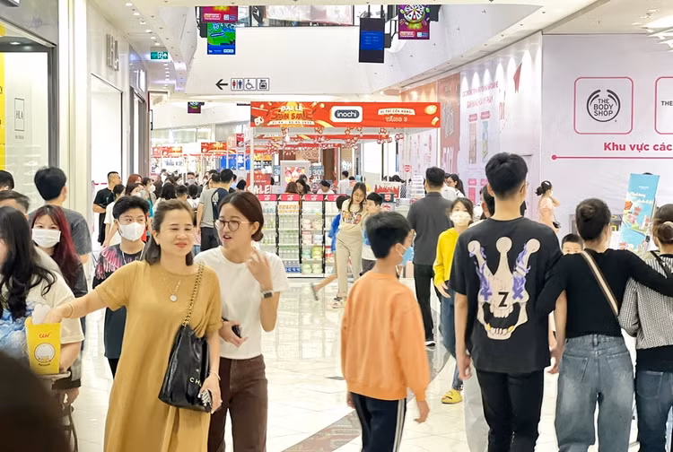 Hinh anh trung tam thuong mai o Ha Noi dong nghet nguoi dip le 30/4-Hinh-2