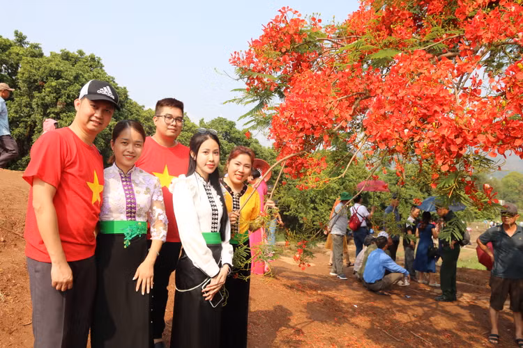 Bật khóc, tự hào với chiến thắng Điện Biên Phủ - Hình 2 Bat khoc, tu hao voi chien thang Dien Bien Phu-Hinh-2