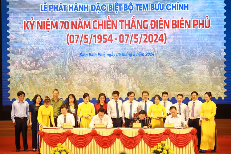 Phát hành bộ tem đặc biệt kỷ niệm 70 năm Chiến thắng Điện Biên Phủ Phat hanh bo tem dac biet ky niem 70 nam Chien thang Dien Bien Phu