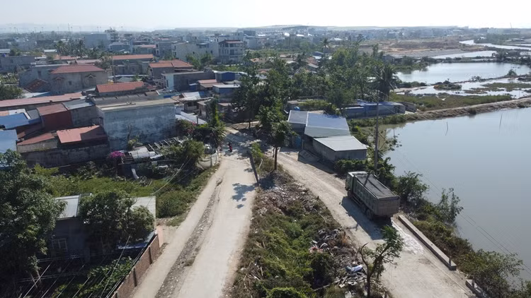 Hải Phòng: Tỉnh lộ 356 oằn mình “cõng” binh đoàn xe tải Hai Phong: Tinh lo 356 oan minh “cong” binh doan xe tai