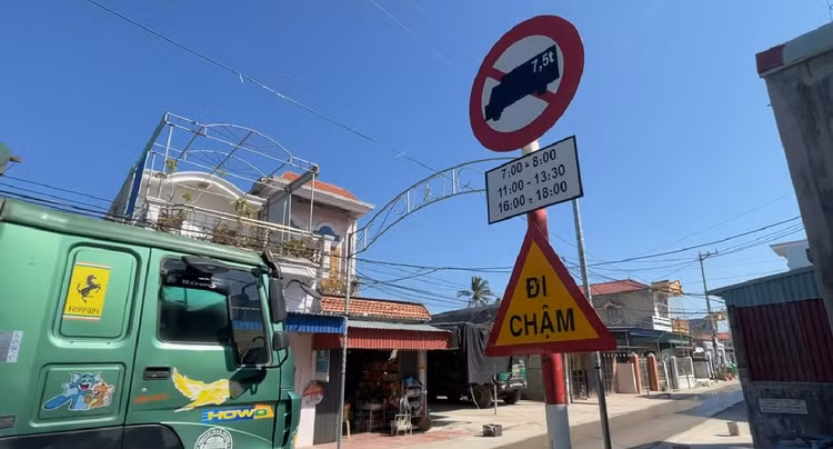 Hải Phòng: Tỉnh lộ 356 oằn mình “cõng” binh đoàn xe tải - Hình 3 Hai Phong: Tinh lo 356 oan minh “cong” binh doan xe tai-Hinh-3