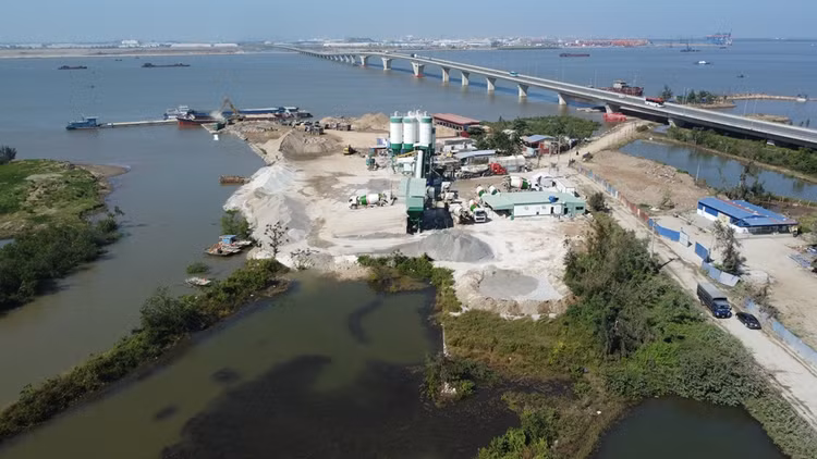 Hải Phòng: Tỉnh lộ 356 oằn mình “cõng” binh đoàn xe tải - Hình 4 Hai Phong: Tinh lo 356 oan minh “cong” binh doan xe tai-Hinh-4