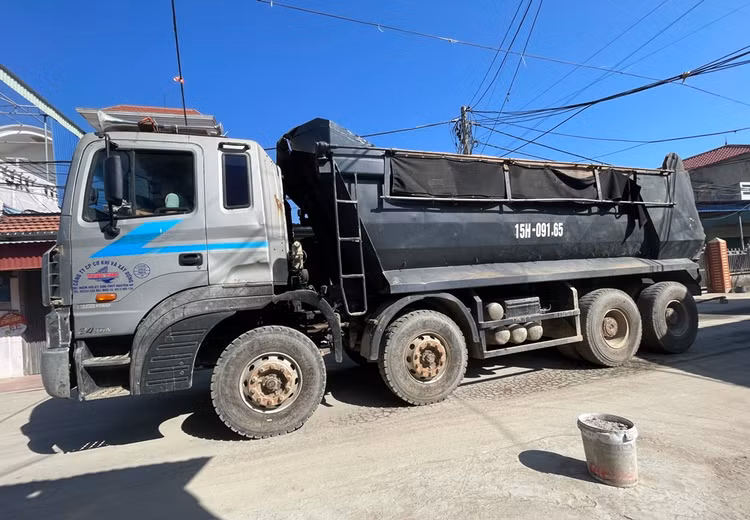 Hải Phòng: Tỉnh lộ 356 oằn mình “cõng” binh đoàn xe tải - Hình 12 Hai Phong: Tinh lo 356 oan minh “cong” binh doan xe tai-Hinh-12