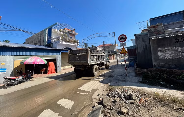 Hải Phòng: Tỉnh lộ 356 oằn mình “cõng” binh đoàn xe tải - Hình 14 Hai Phong: Tinh lo 356 oan minh “cong” binh doan xe tai-Hinh-14