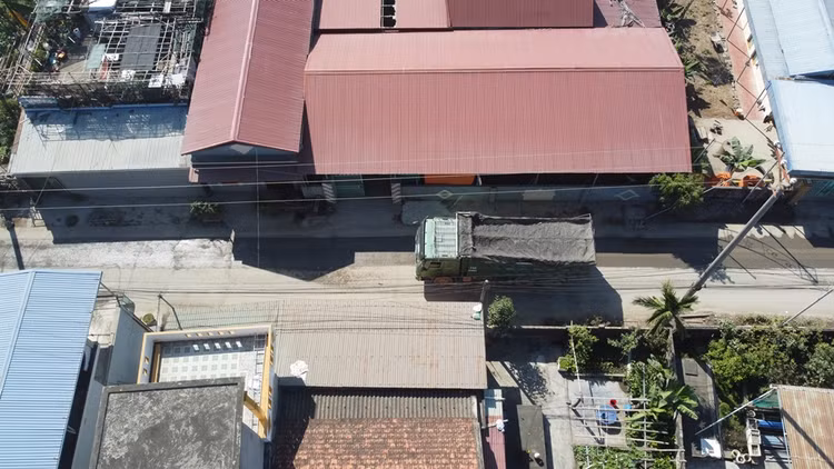 Hải Phòng: Tỉnh lộ 356 oằn mình “cõng” binh đoàn xe tải - Hình 15 Hai Phong: Tinh lo 356 oan minh “cong” binh doan xe tai-Hinh-15