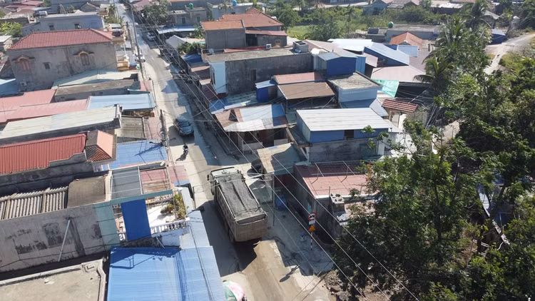 Hải Phòng: Tỉnh lộ 356 oằn mình “cõng” binh đoàn xe tải - Hình 2 Hai Phong: Tinh lo 356 oan minh “cong” binh doan xe tai-Hinh-2