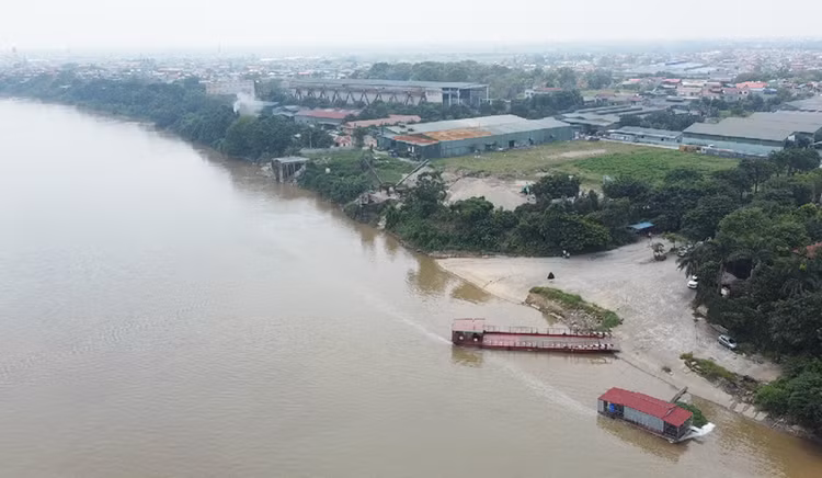 Dọc ven bờ sông Hồng, đoạn gần khu vực bến phà Vạn Phúc và miếu Cô Bơ (xã Ninh Sở, huyện Thường Tín, TP.Hà Nội) không khó để phát hiện ra các nhà xưởng, bãi tập kết cát “mọc” nhan nhản.