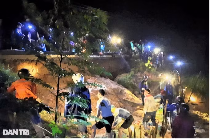 Lúc 23h45 ngày 28/9, trao đổi qua điện thoại với phóng viên Dân trí, ông Nguyễn Văn Quang, Chủ tịch UBND xã Quỳnh Tam (huyện Quỳnh Lưu, Nghệ An) cho biết, do hoàn lưu của bão số 4 nên mưa lớn xảy ra trên địa bàn, nước từ thượng nguồn làm một con đập tại xóm 4 bất ngờ bị vỡ (Ảnh: D.Q).
