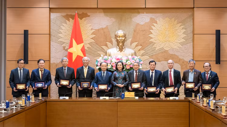 Phó Chủ tịch Quốc hội Nguyễn Thị Thanh tặng quà lưu niệm Đoàn đại biểu Viện Kinh tế Văn hóa. Ảnh: Cổng thông tin điện tử Quốc hội.