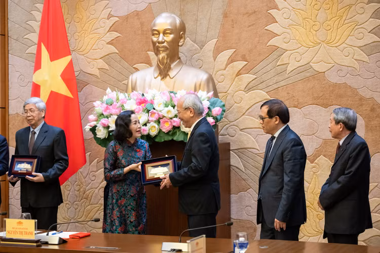 Phó Chủ tịch Quốc hội Nguyễn Thị Thanh tặng quà lưu niệm Đoàn đại biểu Viện Kinh tế Văn hóa. Ảnh: Cổng thông tin điện tử Quốc hội.