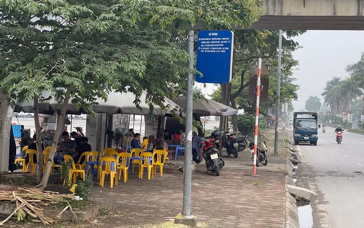Ha Noi: Nhuc nhoi “nan” lan chiem via he duong Le Trong Tan de kinh doanh-Hinh-6