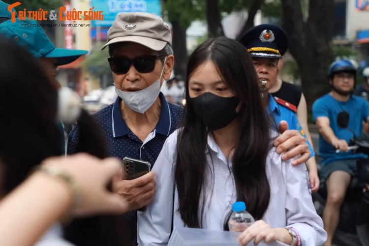 Goi y dap an mon Tieng Anh thi vao lop 10 cua Ha Noi-Hinh-9