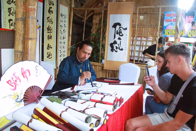 Boi hoi Tet xua giua long Ha Noi voi tuc xin chu dau nam-Hinh-5