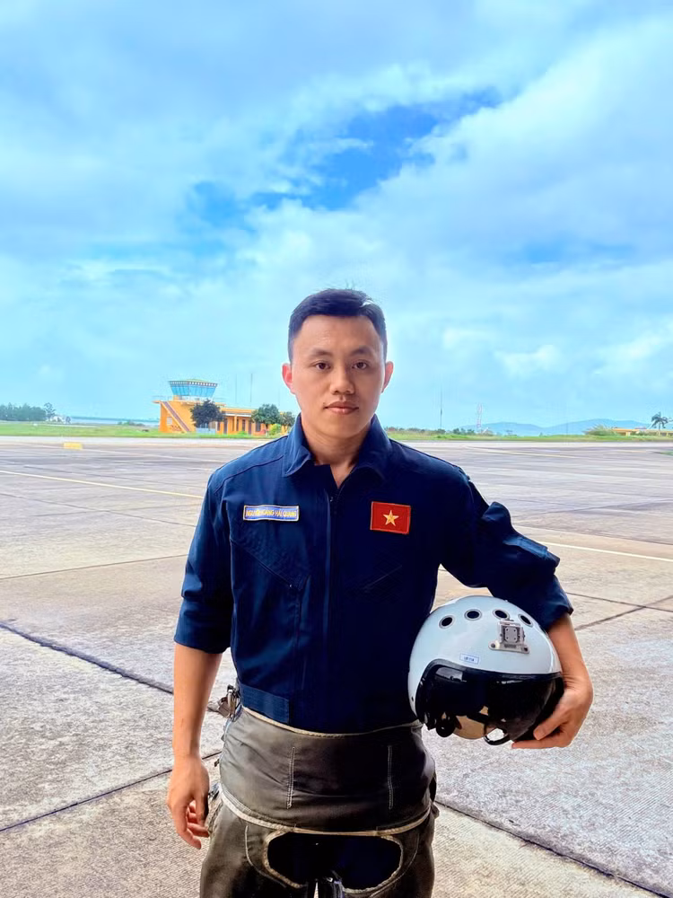 Dai uy Nguyen Hoang Hai Quang: Duoi canh bay la thieng lieng To quoc-Hinh-3