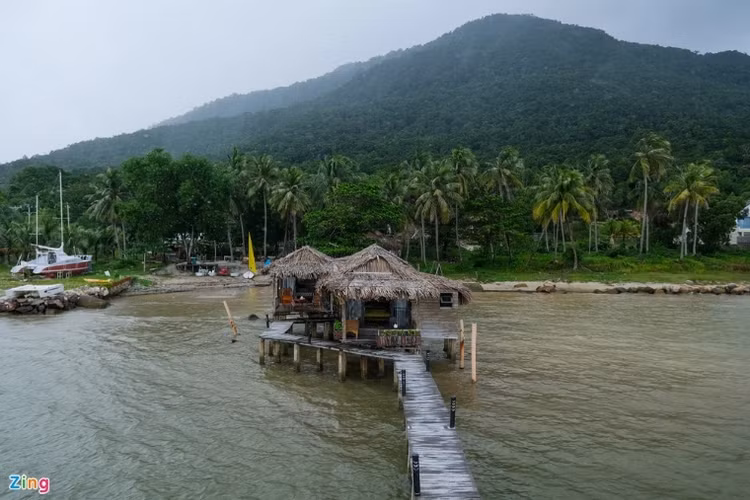 Một số bungalow xây dựng khá đơn giản với mái lợp lá. Cầu dẫn làm bằng ván gỗ, trụ bê tông. (Ảnh: Zing). Một số bungalow xây dựng khá đơn giản với mái lợp lá. Cầu dẫn làm bằng ván gỗ, trụ bê tông. (Ảnh: Zing).