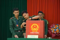 Hàng trăm cán bộ, chiến sĩ biên phòng bỏ phiếu bầu cử sớm tại Lâm Đồng