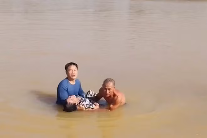Đội trưởng CSGT ở Huế lao xuống sông Hương cứu người dân bị đuối nước