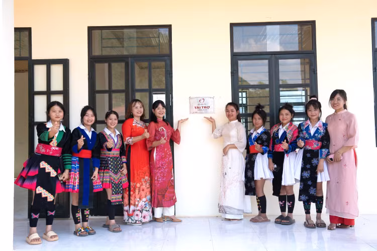 niem-hanh-phuc-cua-cac-em-duoi-ngoi-truong-moi-do-quy-xay-tang-1.jpg