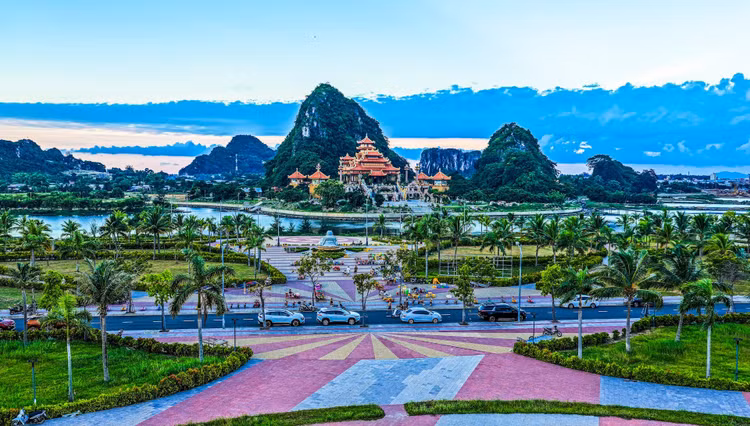 Danh thắng Ngũ Hành Sơn là một trong những điểm nhấn cảnh quan tạo nên sức hút đặc biệt cho dải đô thị phía Nam. Ảnh: Ánh Dương.