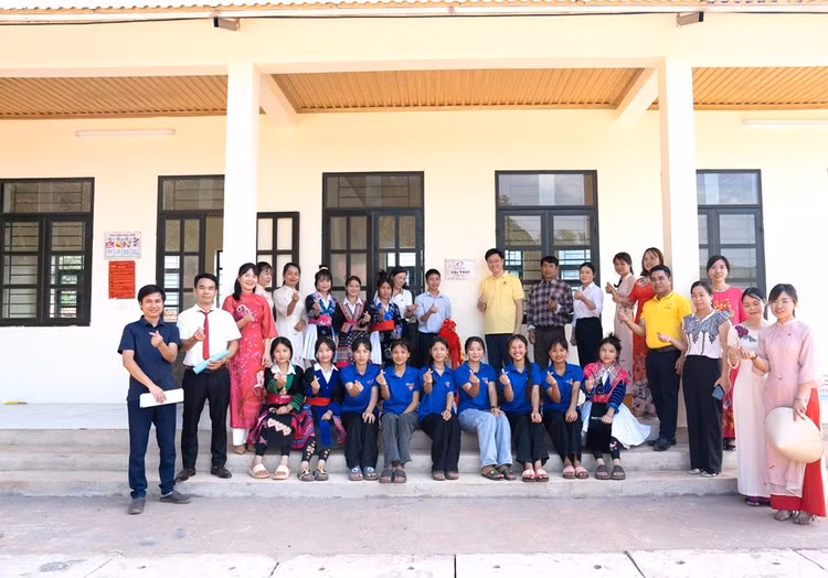 niem-hanh-phuc-cua-thay-tro-truong-ptdtbt-trung-hoc-co-so-chung-chai-khi-don-nhan-day-nha-ban-tru-moi-khang-trang.jpg