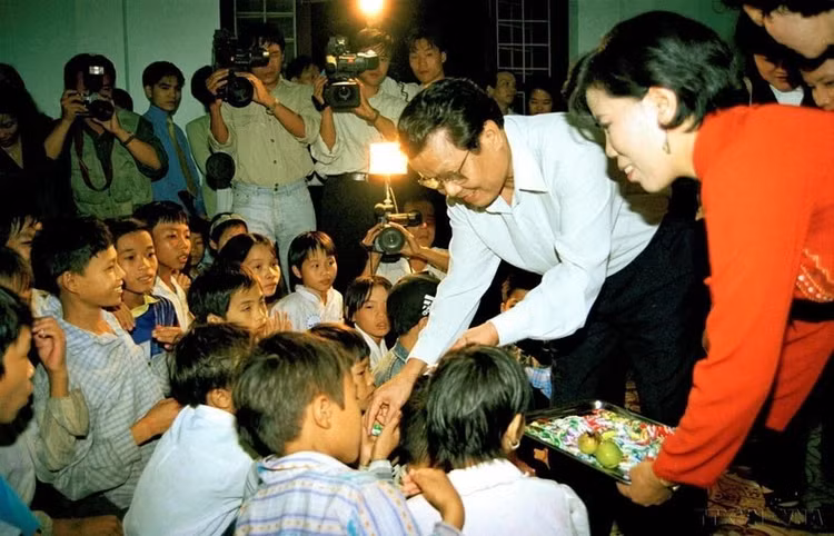 Chủ tịch nước Trần Đức Lương vui tết Trung thu và tặng quà cho các cháu có hoàn cảnh khó khăn, mồ côi được nuôi dậy tại các cơ sở mái ấm tình thương ở các quận, huyện của thành phố Hà Nội (5.10.1998). Ảnh: Trọng Nghiệp/TTXVN.
