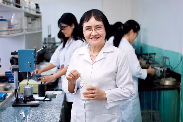 pgsts-nguyen-thi-hoe.jpg