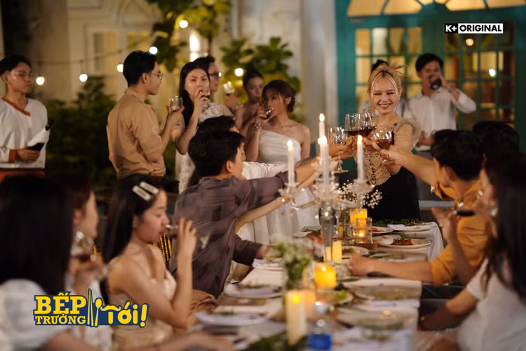 Bếp Trưởng Tới! còn có dàn cameo hoành tráng như Hoa hậu đẹp nhất Châu Á 2009 Hương Giang, hot girl Xoài Non, quý ông Tia Chớp Trần Anh Huy… Bếp Trưởng Tới! còn có dàn cameo hoành tráng như Hoa hậu đẹp nhất Châu Á 2009 Hương Giang, hot girl Xoài Non, quý ông Tia Chớp Trần Anh Huy…