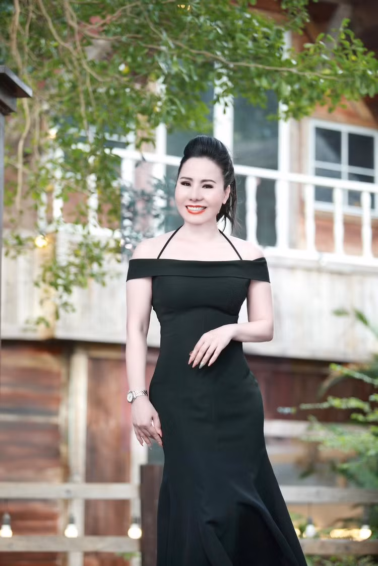 Nhiều chị em coi Kim Chi là hình mẫu để phấn đấu - một người phụ nữ tự lập, mạnh mẽ, thành đạt nhưng cũng rất đỗi dịu dàng. Nhiều chị em coi Kim Chi là hình mẫu để phấn đấu - một người phụ nữ tự lập, mạnh mẽ, thành đạt nhưng cũng rất đỗi dịu dàng.