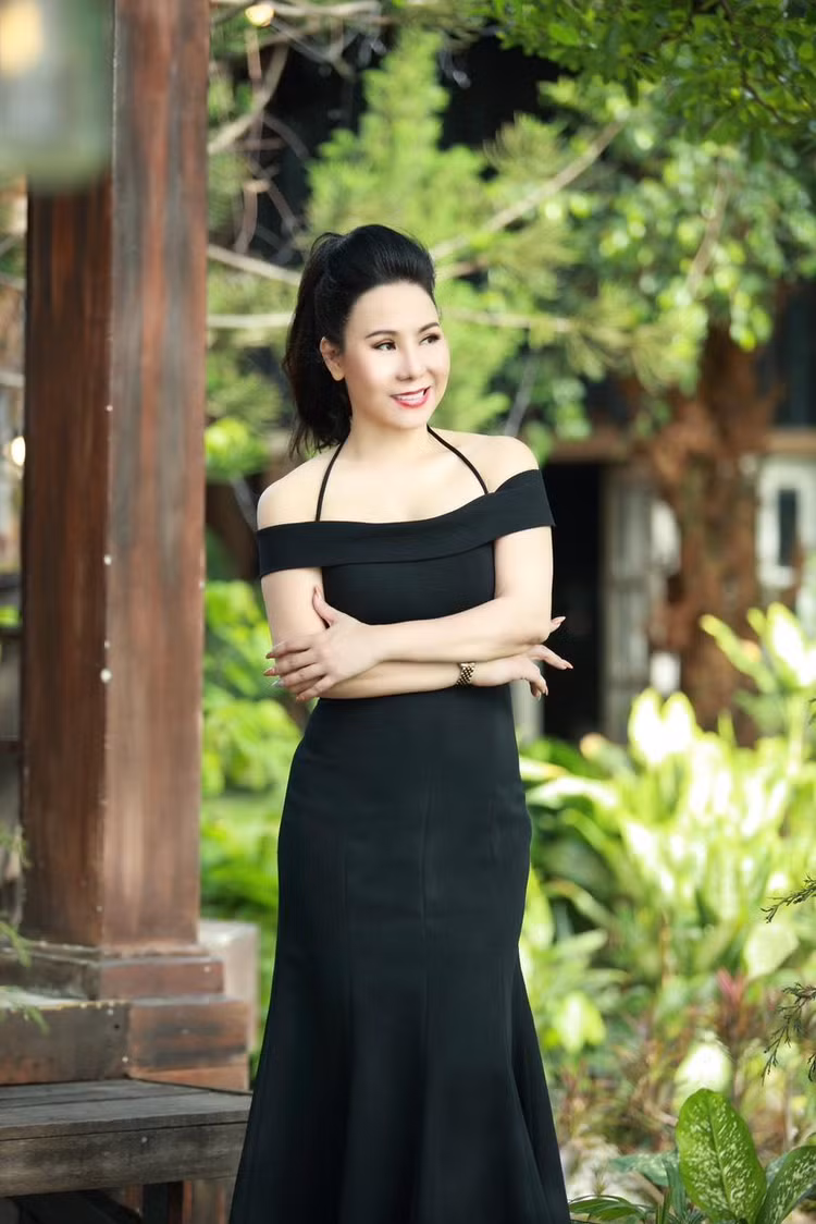 Ở chị có khí chất của một nữ doanh nhân thành đạt, hiểu biết, nhiều trải nghiệm. Ở chị có khí chất của một nữ doanh nhân thành đạt, hiểu biết, nhiều trải nghiệm.