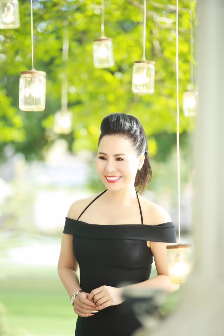 Ngô Thị Kim Chi thanh lịch khi diện váy đen hack tuổi, thể hiện đẳng cấp Nữ hoàng Doanh nhân. Ngô Thị Kim Chi thanh lịch khi diện váy đen hack tuổi, thể hiện đẳng cấp Nữ hoàng Doanh nhân.