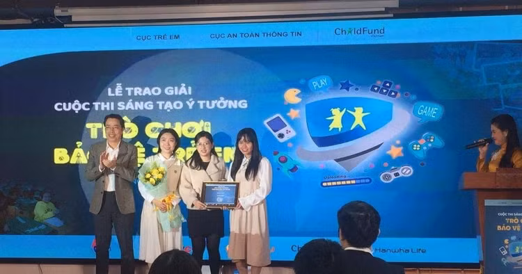 Cục trưởng Cục Trẻ em Đặng Hoa Nam trao giải Nhất cho GTeam.