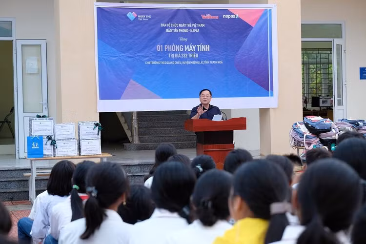 Tổng Biên tập Báo Tiền Phong Lê Xuân Sơn tại Lễ trao tặng phòng máy tính cho học sinh Mường Lát, Thanh Hóa. Tổng Biên tập Báo Tiền Phong Lê Xuân Sơn tại Lễ trao tặng phòng máy tính cho học sinh Mường Lát, Thanh Hóa.