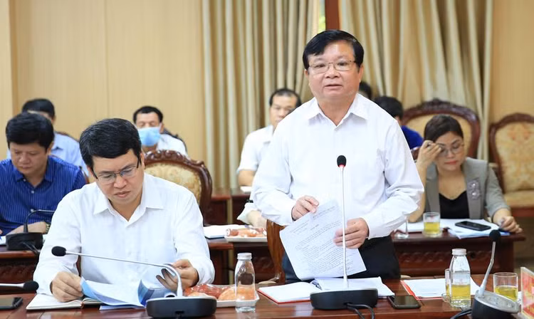 Phó Bí thư Thường trực Huyện ủy Hoài Đức Trần Văn Nghĩa báo cáo tại buổi kiểm tra.