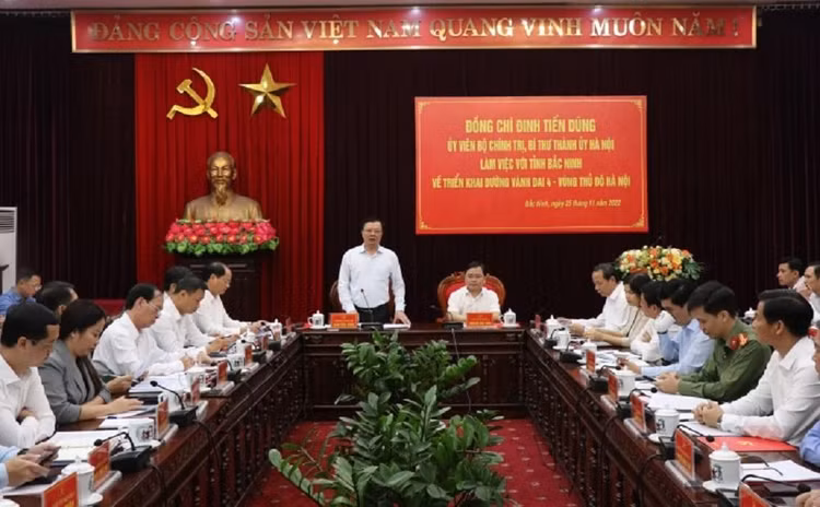 Bí thư Thành ủy Hà Nội Đinh Tiến Dũng kết luận tại buổi làm việc.