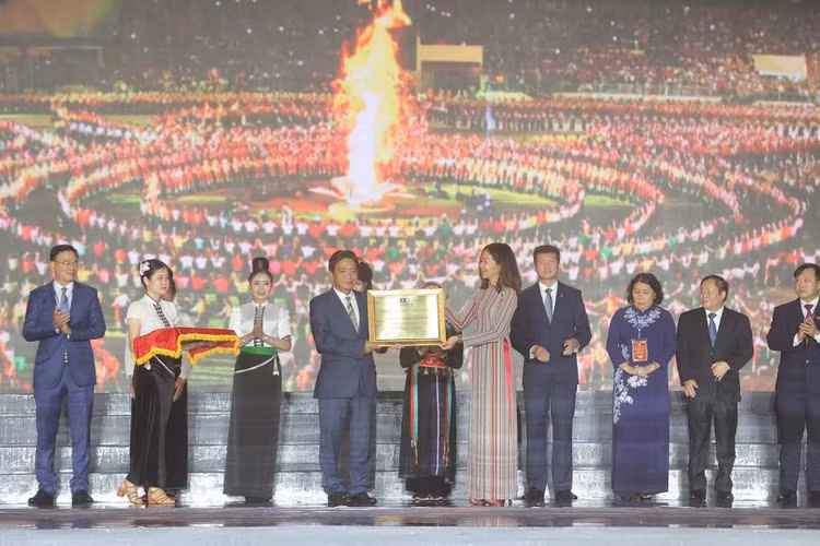 Thứ trưởng Hoàng Đạo Cương, đại diện Bộ VHTTDL đón nhận Bằng ghi danh “Nghệ thuật Xòe Thái” của UNESCO từ bà Pauline Tamesis, Điều phối viên thường trú của Liên hợp quốc tại Việt Nam.