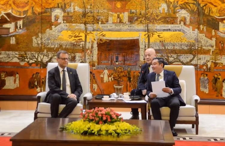 Phó Chủ tịch Thường trực UBND TP Hà Nội Lê Hồng Sơn đã tiếp Phó Thị trưởng thứ nhất TP Leipzig, ôngTorsten Bonew. Phó Chủ tịch Thường trực UBND TP Hà Nội Lê Hồng Sơn đã tiếp Phó Thị trưởng thứ nhất TP Leipzig, ôngTorsten Bonew.