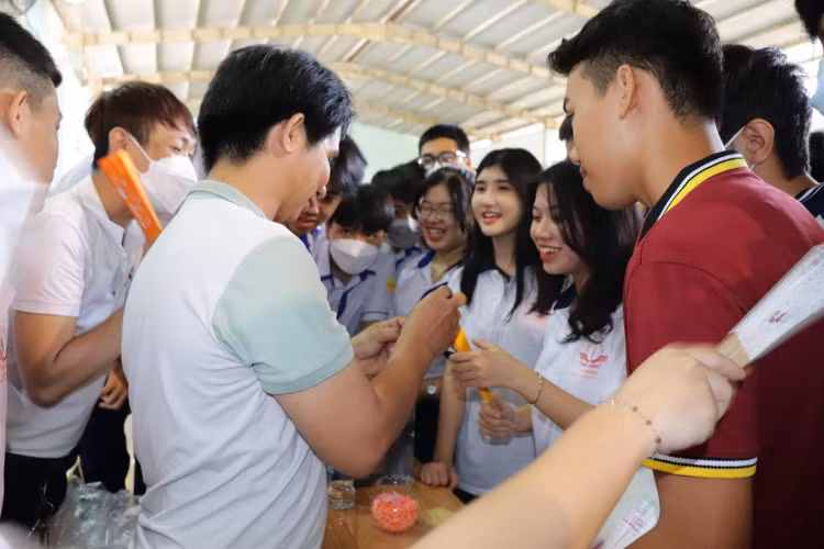 Hoạt động tiếp cận, truyền thông kiến thức phòng chống HIV/AIDS trong trường học cho học sinh, sinh viên. Hoạt động tiếp cận, truyền thông kiến thức phòng chống HIV/AIDS trong trường học cho học sinh, sinh viên.