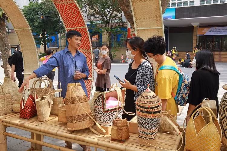 Khu trưng bày, giới thiệu hàng trăm sản phẩm thiết kế sáng tạo dựa trên tri thức dân gian. Khu trưng bày, giới thiệu hàng trăm sản phẩm thiết kế sáng tạo dựa trên tri thức dân gian.