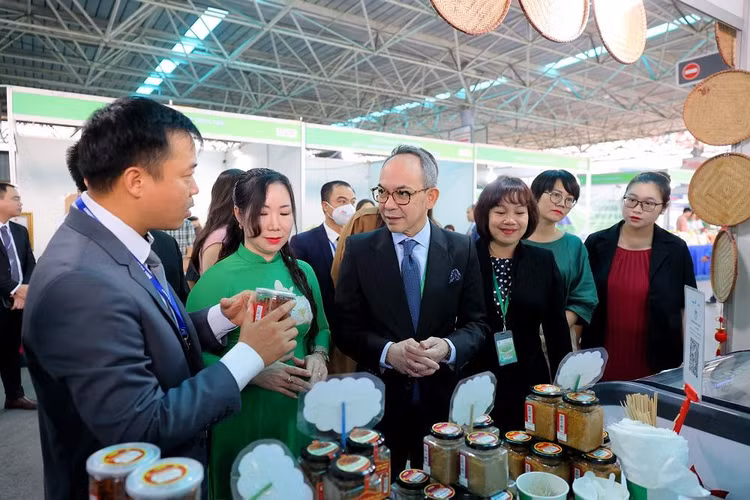 Đại sứ quán Vương Quốc Thái Lan tham quan gian hàng. Đại sứ quán Vương Quốc Thái Lan tham quan gian hàng.