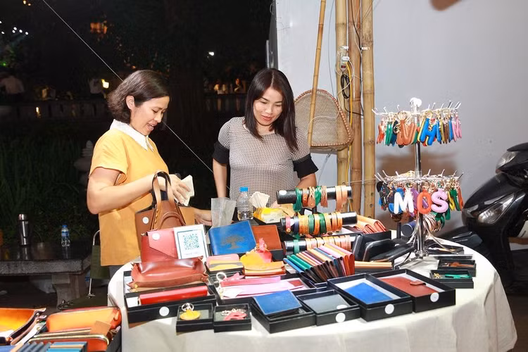 Một gian hàng thủ công mỹ nghệ sáng tạo. Một gian hàng thủ công mỹ nghệ sáng tạo.