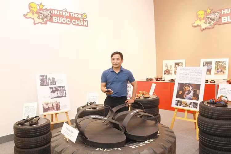 Không gian trưng bày về "huyền thoại" dép lốp tại Nhà triển lãm 93 Đinh Tiên Hoàng. Không gian trưng bày về "huyền thoại" dép lốp tại Nhà triển lãm 93 Đinh Tiên Hoàng.
