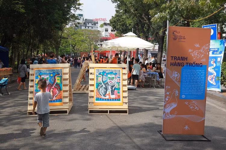 Trưng bày tranh hàng Trống. Trưng bày tranh hàng Trống.
