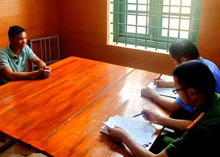 Nghi phạm Triệu Tạ Mềnh tại cơ quan công an.