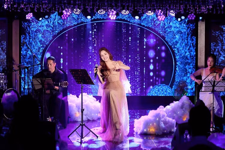 Vy Oanh được xem là một trong những nữ nghệ sĩ “đa-zi-năng” của showbiz Việt.