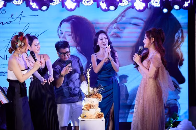 Ca sĩ Vy Oanh đón nhận sự chúc mừng của bạn bè.
