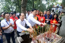 Đoàn kiều bào tiêu biểu dâng hương tưởng niệm các Vua Hùng