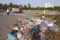 Bãi rác ô nhiễm tràn đường, ngập vỉa hè