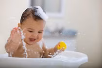 Tóc bé thưa, mọc chậm, cha mẹ có nên lo lắng?