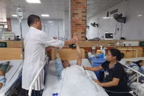 Nhiều trẻ em cũng ngộ độc thuốc lá điện tử: chuyên gia đề nghị cấm